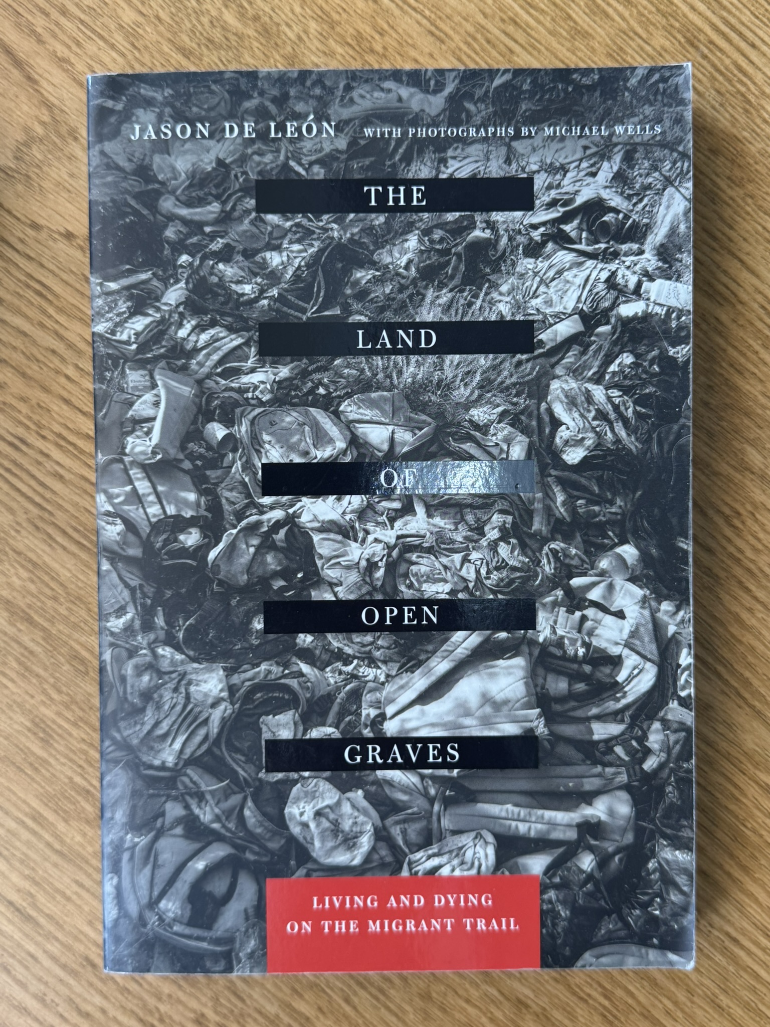 The Land of Open Graves: Living and Dying on the Migrant Trail (Volume 36) (California Series in Public Anthropology)